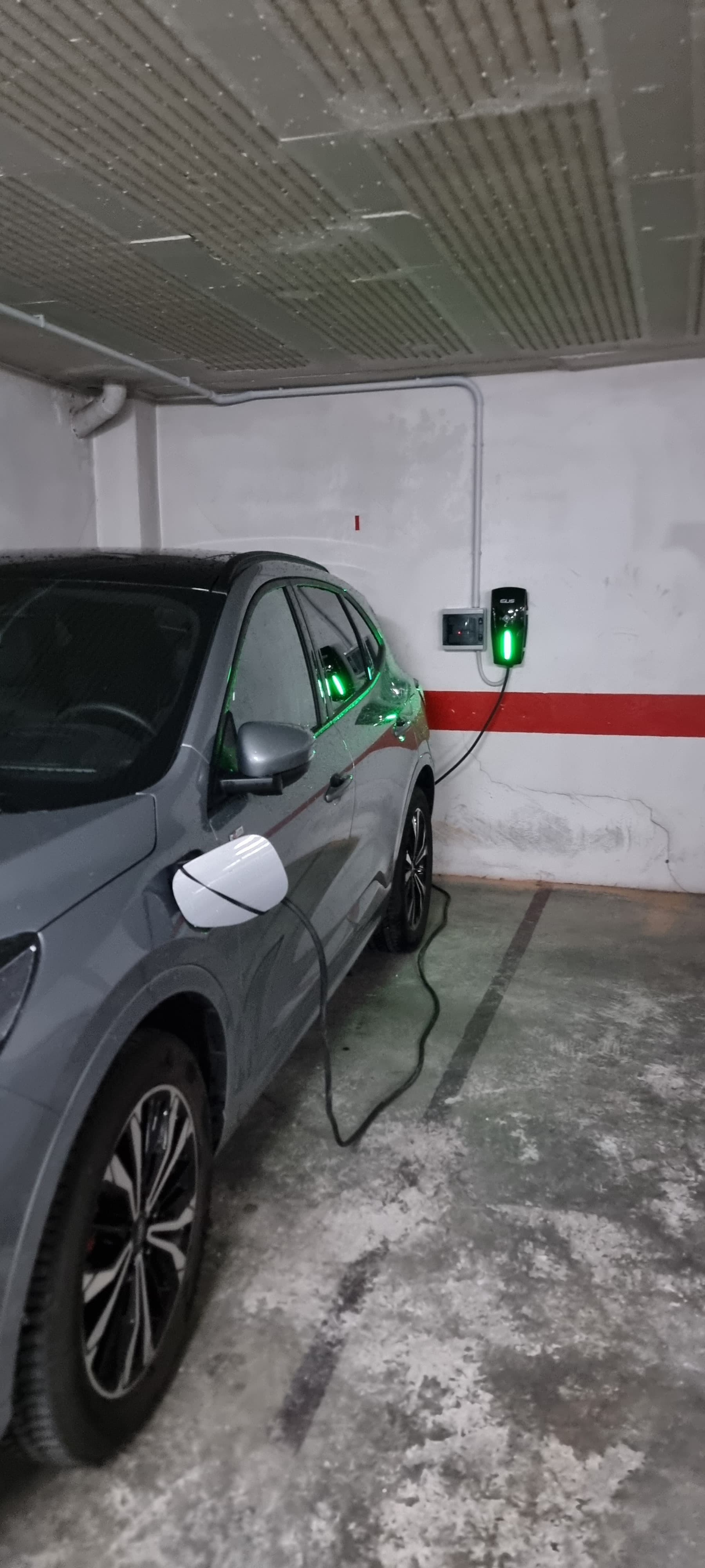 Instalación de cargador para coche eléctrico en Paterna